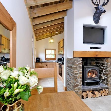 Entire unique tiny house - Moss Cabin Banff Extérieur photo