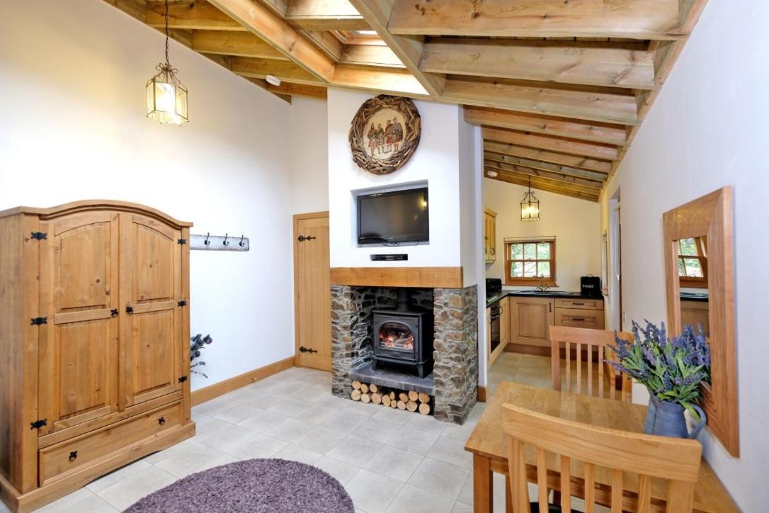 Entire unique tiny house - Moss Cabin Banff Extérieur photo