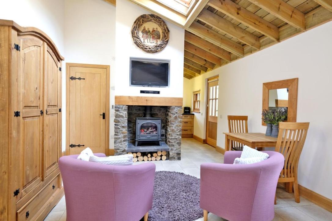 Entire unique tiny house - Moss Cabin Banff Extérieur photo