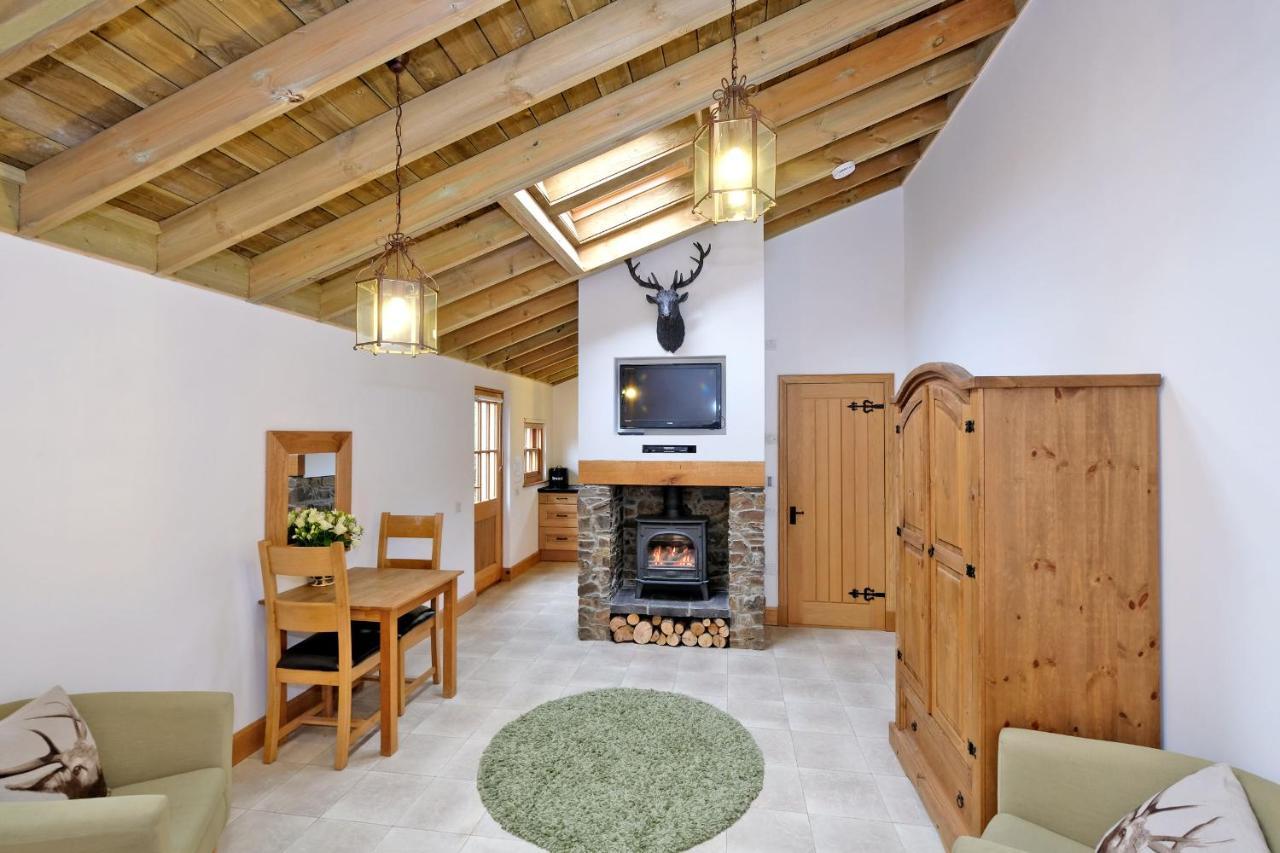 Entire unique tiny house - Moss Cabin Banff Extérieur photo